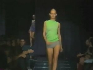 Показ женской коллекции Versace весна-лето 1998. Часть 2.