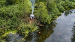 В одиночестве на бурных реках, с ночевками на лодках и в укромных местах.