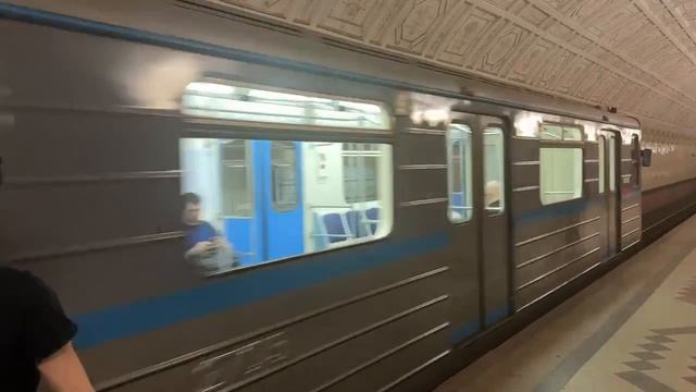 электропоезд 81-717.6 Номерной Шестёрка отправляется со станции Белорусская