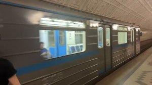 электропоезд 81-717.6 Номерной Шестёрка отправляется со станции Белорусская