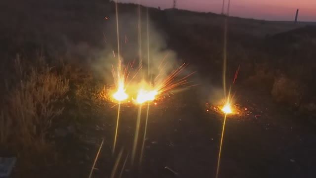 ✅ КТО КРУЧЕ? ИНТЕРЕСНЕЙ. КРАСИВЕЕ! 😂 💥 Наземный фейерверк жук или Петарда трещащий шар смотреть онлайн
