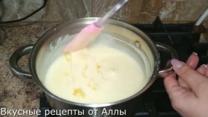 Десерт из молока и клубники.