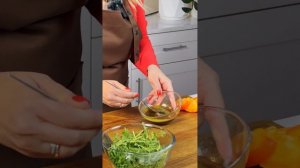 Теплый салат с рукколой, печенью и хурмой
