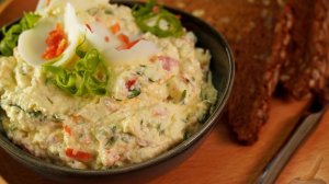 ЗАКУСКА ИЗ ЯИЦ, ТВОРОГА И САЛЯМИ
