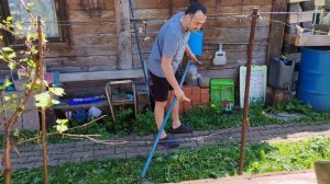Вспомнил как работать с косой. А ведь в наше время никто не думал, безопасно ли это!