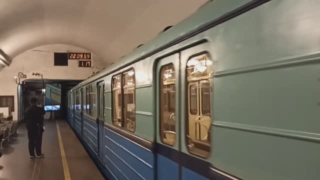 Ретро-состав,ЭКА-06 и Коричневый Балтиец на станции Владимирская 🔴