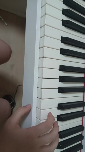 Учу играть на пианино