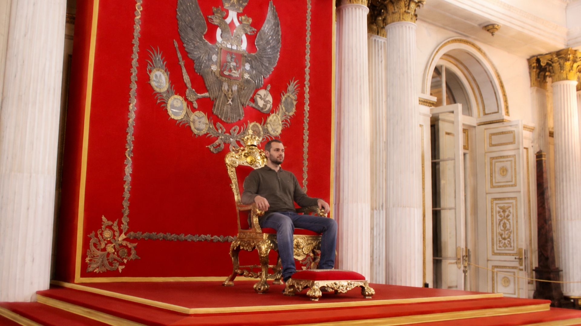Посетитель Эрмитажа залез на Большой императорский трон и достал ножи
