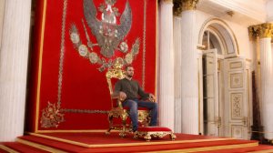 Посетитель Эрмитажа залез на Большой императорский трон и достал ножи