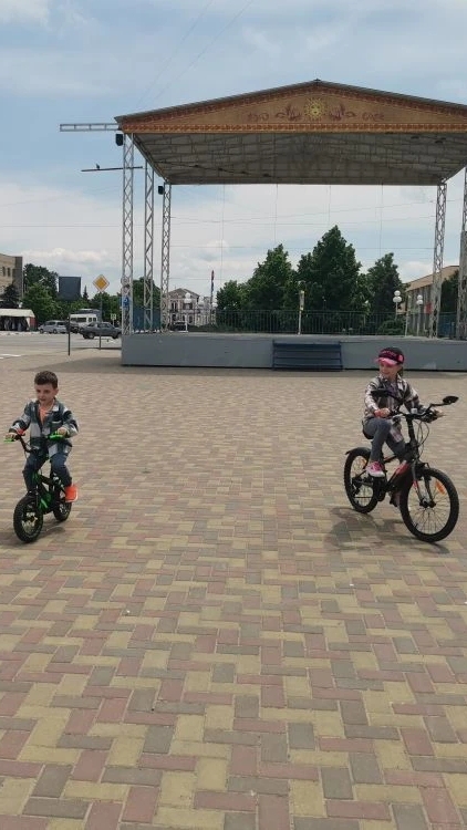 делаем синхронное катание на велосипеде смотреть онлайн
