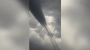 В Сочи зафиксирован смерч, на Москву надвигается жара.