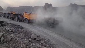 БЕСКОНЕЧНЫЙ ПОТОК САМОСВАЛОВ И ТРАКТОРОВ. КАРЬЕР. ПАКИСТАН