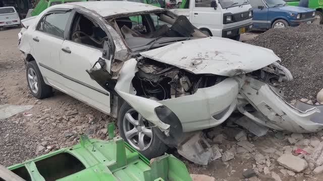 Затоталенная Тойота после сильнейшего ДТП. Пакистанские автомеханики