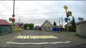 Пролетает на чистый красный