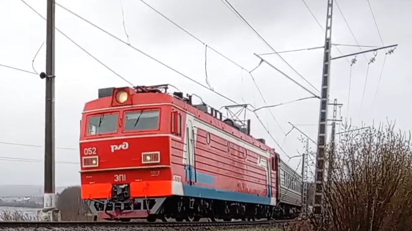 ЭП1-052 Смоленск-Мурманск проезжает мимо смотреть онлайн