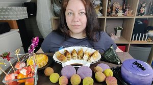 Мукбанг Дамплинги с курицей, тарталетка с ветчиной и сыром, канапешки, мини тортик.