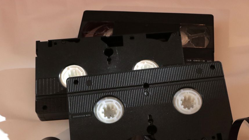 От «Друзей» до школьных выпускных: почему молодежь охотится за VHS-кассетами и пленками из 1990-х
