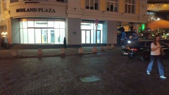 Москва, Арбат - люди, авто, магазины, кафе, рестораны, ночная жизнь  Фрагмент 26