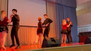 Преподаватель и студенты танцуют ча-ча-ча. СПо ГБПОУ АИТУ