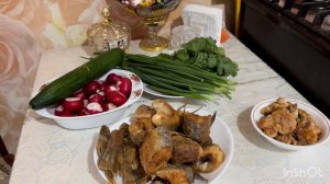 Жарю щуку ,икру и картофель  и зелень готовлю к ужину!
