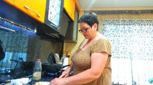 ЖИЗНЬ В СЕЛЕ:ВАДИМ ПРОРЫХЛИЛ ЛУК