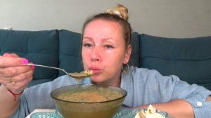 Мукбанг от Яновны опять окрошка на квасе, просроченный лаваш. Еда вкуснота.