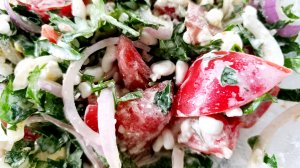 Салат 🥗 с помидорами 🍅, творожным зерном и соусом песто