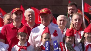 Школьники из разных регионов страны сегодня пополнили ряды пионеров.
