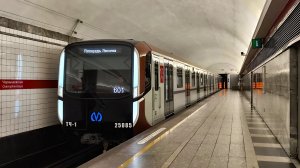 Петербургский Метрополитен. Коричневый Балтиец на станции Чернышевская. Перегонка