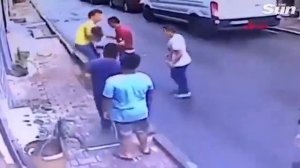 В Стамбуле 15-летний парень поймал 2-летнюю девочку, которая выпала с балкона