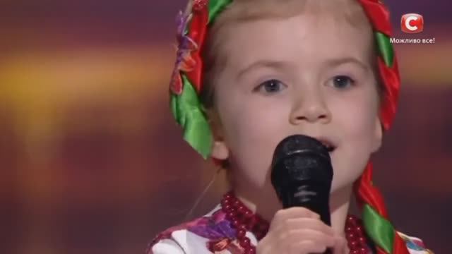 Пятилетняя украинка поет от души... и молится о мире!