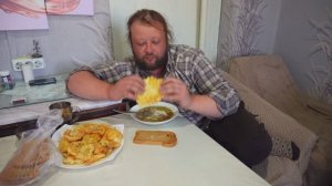 Вкусно кушаю рыбу Как вставляю стёкла в теплицу Уборка у кошек Вечер в деревне