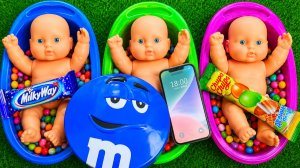 4 минуты удовольствия с тремя радужными ванночками для купания с конфетами M&M's и волшебной слизью