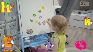 Ева учиться считать, и изучает алфавит..