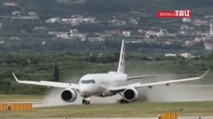 В Хорватии Airbus A220 не смог взлететь и выкатился на газон