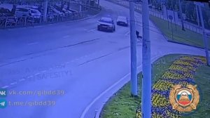 Автомобиль переехал велосипедиста в Калининграде. Тот упал под колеса при переезде дороги.