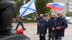 Пикуль Валентин  - цветы к памятнику  (Мурманск 13-07-2019 г.)