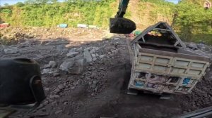 Строительство, экскаватор копает песок