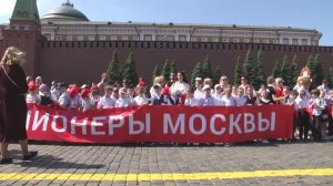 И на груди алый галстук расцвел!