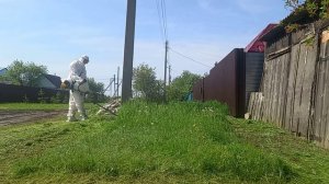 2026.05.16 Обкашиваю возле гаража.