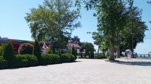 Аттракционы В парке расположено множество развлечений, включая карусели и игровые зоны.
