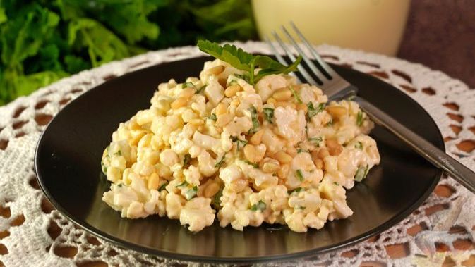 САЛАТ ИЗ ЦВЕТНОЙ КАПУСТЫ И ОРЕХОВ