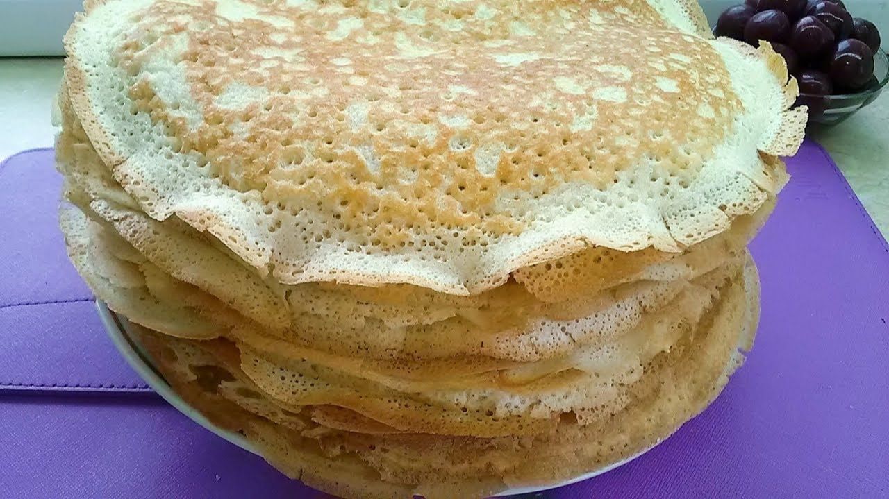 Дрожжевые блины с начинкой из вишни и сметаны.