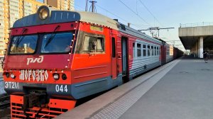 ЭТ2М 044 «Морозко» сообщением Санкт-Петербург - Васкелово, отправляется от ст Девяткино.