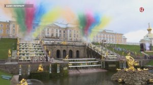 Праздник фонтанов в Петергофе посвятили единству народов России