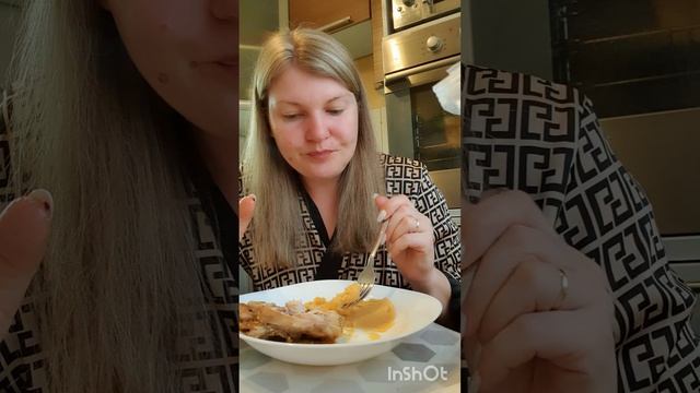 Мукбанг. Ужин. Гороховое пюре, куриное бедро, корейская морковь, марин.огурцы
