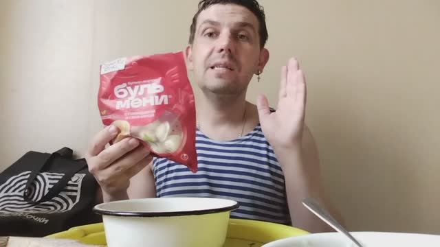 Мукбанг бульмени Горячая Штучка и салат из огурцов с зеленью