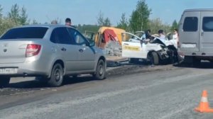 Авария произошла между Варгашами и Камышным  фура в кювете, автомобиль такси разбит всмятку