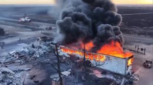 🔥🔥🔥 Из-за удара молнии в Техасе полностью выгорели населённый пункт, ж/д мост и несколько машин.