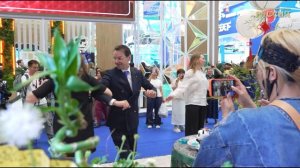 Улыбки, хоровод и энергия дружбы: что происходит на стенде НЦ «Россия» в Китае